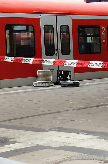 Ermittler des Landeskriminalamts untersuchen den Tatort am Grafinger Bahnhof.