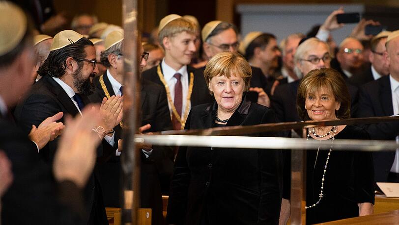 Angela Merkel bekam am Mittwoch die Ohel-Jakob-Medaille in Gold überreicht - die höchste Auszeichnung der israelitichen Kultusgemeinde. Angela Merkel bekam am Mittwoch die Ohel-Jakob-Medaille in Gold überreicht - die höchste Auszeichnung der israelitichen Kultusgemeinde.