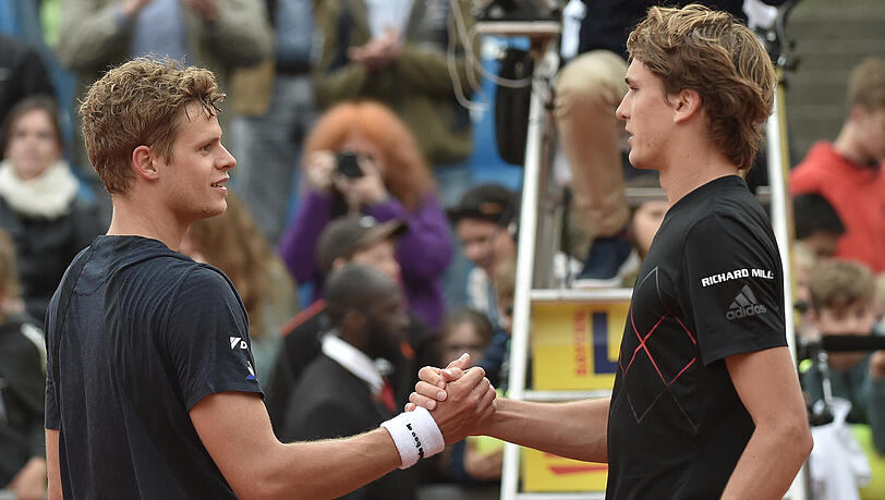 Der deutsche Yannik Hanfmann (l) gratuliert dem Gewinner Alexander Zverev. Der deutsche Yannik Hanfmann (l) gratuliert dem Gewinner Alexander Zverev.