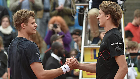 Der deutsche Yannik Hanfmann (l) gratuliert dem Gewinner Alexander Zverev.