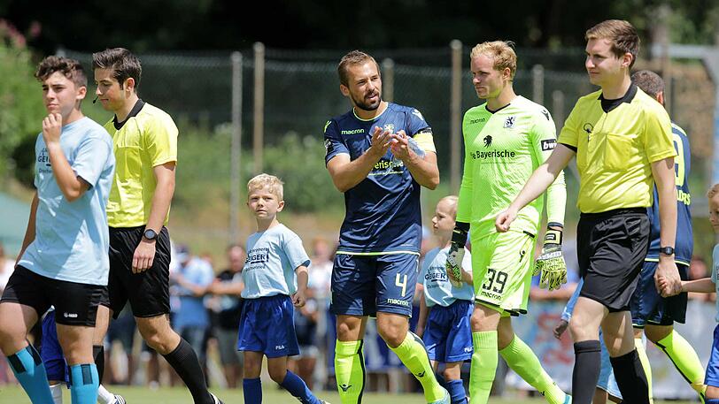 Beifall vom Kapitän: Felix Weber.