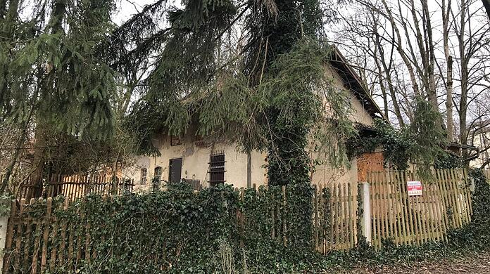 Der historische Perlschneiderhof an der Westseite des Manzingerwegs. 1.770 Quadratmeter groß ist der bewachsene Garten rund ums Haus &ndash; mitten auf der idyllischen Würminsel.
