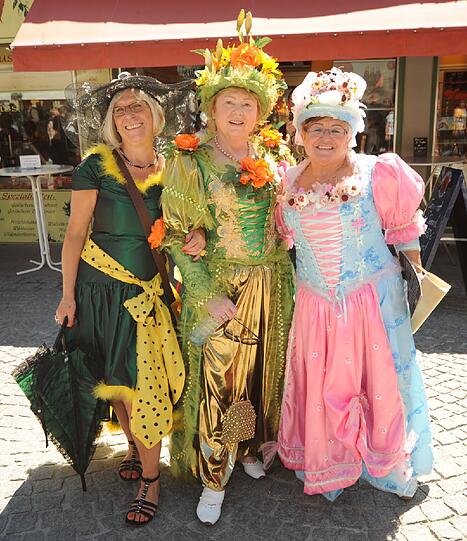 Impressionen vom  dritten Brunnenfest am Viktualienmarkt: Viel Musik, alte Kostüme, ein Tänzchen in Ehren und staunende Besucher.