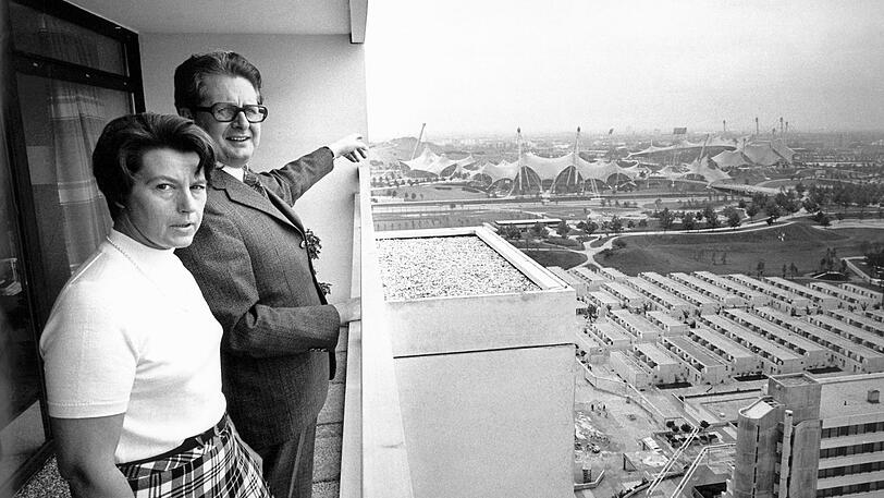 Das ist mein Werk! Hans-Jochen Vogel und seine Frau Liselotte schauen 1973 vom Balkon ihrer Wohnung im Olympischen Dorf rüber aufs Zeltdach.