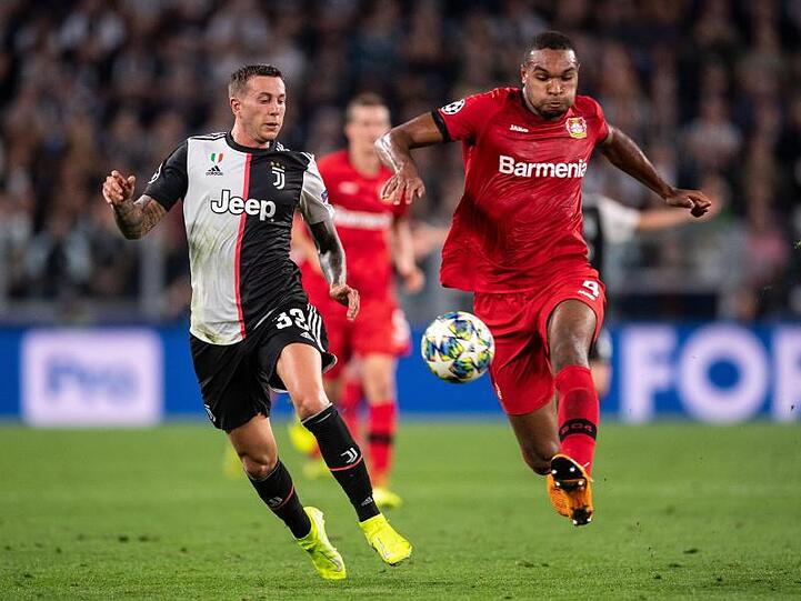 Turins Federico Bernardeschi (l) und Jonathan Tah von Bayer Leverkusen kämpfen um den Ball.