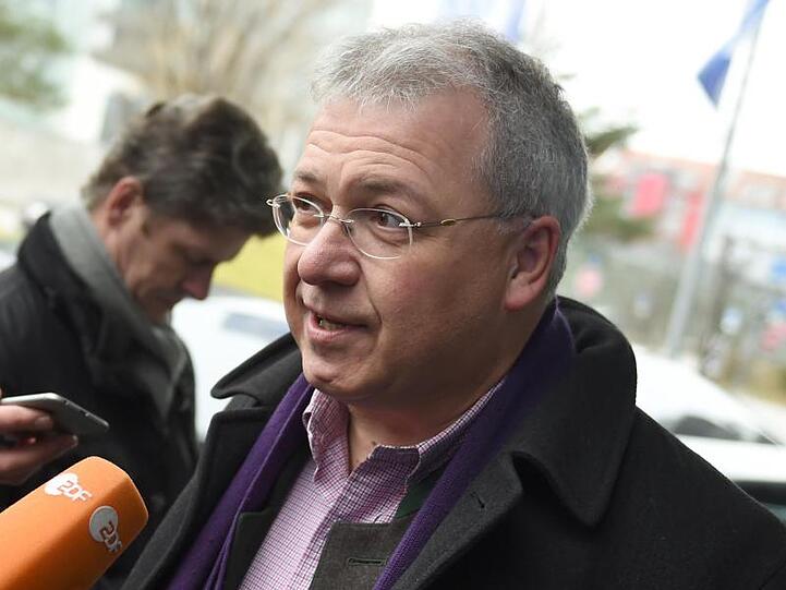 CSU-Politiker Markus Ferber kommt zu einer CSU-Gremiensitzung in die Landesleitung der Partei. Foto: Andreas Gebert/dpa