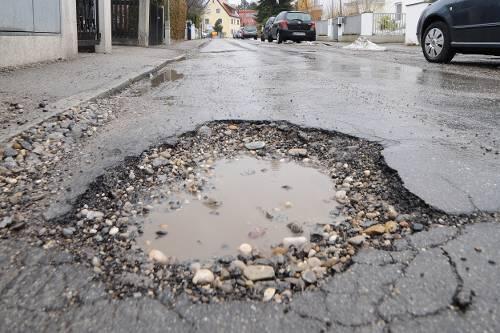Ein klassisches Schlagloch - zu finden in der Eichenstraße.