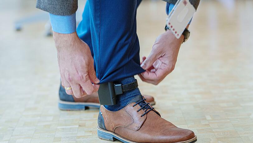 Die elektronische Fußfessel soll bei gewalttätigen Ex-Partnern oder Angehörigen ein Signal senden, wenn sich der Täter - bewusst oder unbewusst - dem Opfer nähert. (Symbolbild) Die elektronische Fußfessel soll bei gewalttätigen Ex-Partnern oder Angehörigen ein Signal senden, wenn sich der Täter - bewusst oder unbewusst - dem Opfer nähert. (Symbolbild)