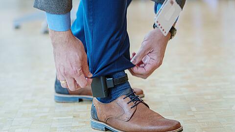 Die elektronische Fußfessel soll bei gewalttätigen Ex-Partnern oder Angehörigen ein Signal senden, wenn sich der Täter - bewusst oder unbewusst - dem Opfer nähert. (Symbolbild)