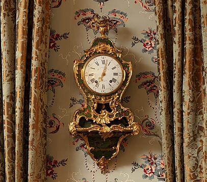 Auch diese Rokoko-Uhr sucht einen neuen Besitzer.