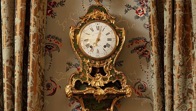 Auch diese Rokoko-Uhr sucht einen neuen Besitzer.