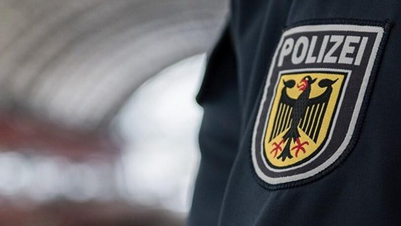 Die Bundespolizei ermittelt gegen den 21-Jährigen wegen des Verdachts der Körperverletzung und des Erschleichens von Leistungen. (Symbolbild) Die Bundespolizei ermittelt gegen den 21-Jährigen wegen des Verdachts der Körperverletzung und des Erschleichens von Leistungen. (Symbolbild)