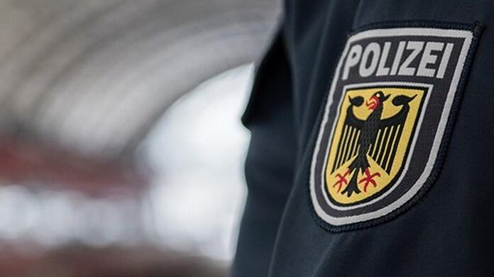 Die Bundespolizei ermittelt gegen den 21-Jährigen wegen des Verdachts der Körperverletzung und des Erschleichens von Leistungen. (Symbolbild) Die Bundespolizei ermittelt gegen den 21-Jährigen wegen des Verdachts der Körperverletzung und des Erschleichens von Leistungen. (Symbolbild)