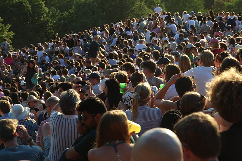 Kein Konzert im Olympiastadion und auch kein Public Viewing, sondern Sonnenfinsternis im Olympiapark.
