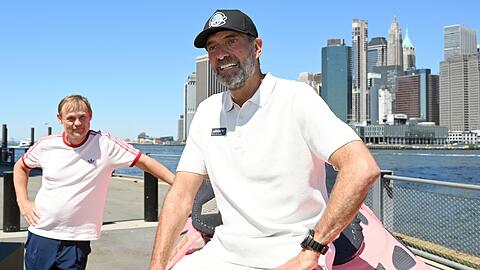 Bj&ouml;rn Gulden und Jprgen Klopp vor der Skyline von New York bei der WM. (Archivbild)