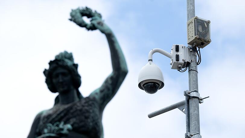 Die Videoüberwachung auf dem Festgelände führte laut Polizei zur Identifizierung des Verdächtigen. (Symbolbild) Die Videoüberwachung auf dem Festgelände führte laut Polizei zur Identifizierung des Verdächtigen. (Symbolbild)