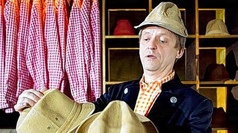 Das Leben besteht aus Entscheidungen: Frank Markus Barwasser schwankt in &bdquo;Alkaid&ldquo; zwischen zwei Kopfbedeckungen.