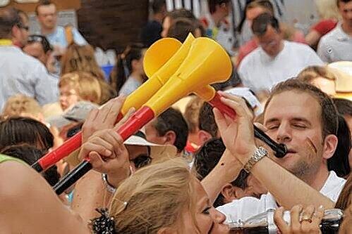 Historischer Sieg: 4:1 fegte Deutschland die Engländer vom Feld. Im Bratwurst Röslein tröteten die Fans in die Vuvuzelas.