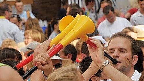 Historischer Sieg: 4:1 fegte Deutschland die Engländer vom Feld. Im Bratwurst Röslein tröteten die Fans in die Vuvuzelas. Historischer Sieg: 4:1 fegte Deutschland die Engländer vom Feld. Im Bratwurst Röslein tröteten die Fans in die Vuvuzelas.