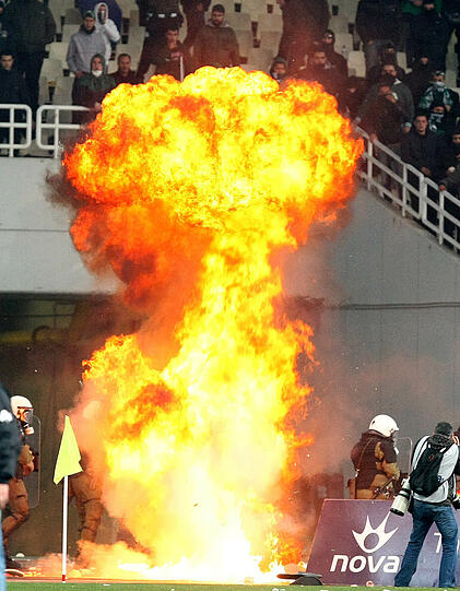 Schwere Aussreitungen in Athen: Im Duell zwischen Panathinaikos und Olympiakos geriet der Fußball zur Nebensache. Chaoten ließen es im Athener Stadion brennen, es gab viele Verletzte. Das Spiel wurde abgebrochen. Die Bilder