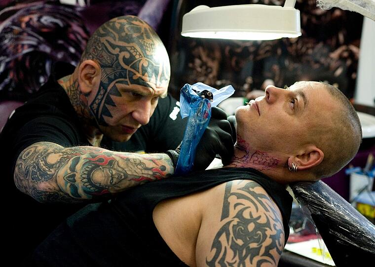 Auch dieser Mann hat noch ein Fleckchen freie Haut über: Ein neues Tattoo für den Hals.