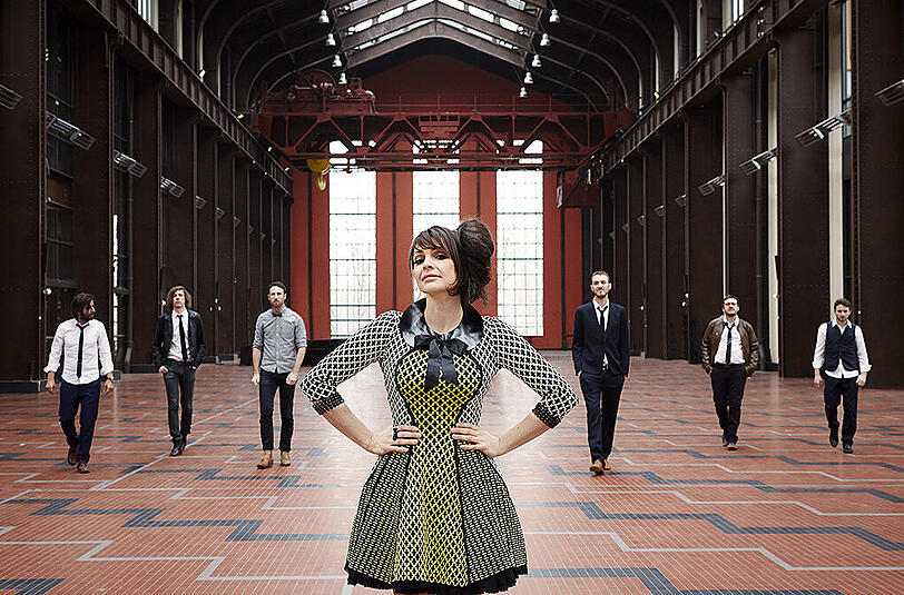 Die französische Sängerin der Swing-Band &bdquo;Caravan Palace&ldquo; Colotis Zoé mag burlesque Kleidung.