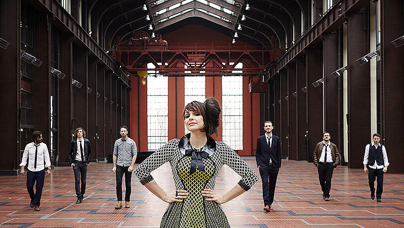 Die französische Sängerin der Swing-Band „Caravan Palace“ Colotis Zoé mag burlesque Kleidung. Die französische Sängerin der Swing-Band „Caravan Palace“ Colotis Zoé mag burlesque Kleidung.