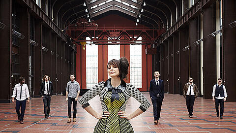 Die französische Sängerin der Swing-Band &bdquo;Caravan Palace&ldquo; Colotis Zoé mag burlesque Kleidung.