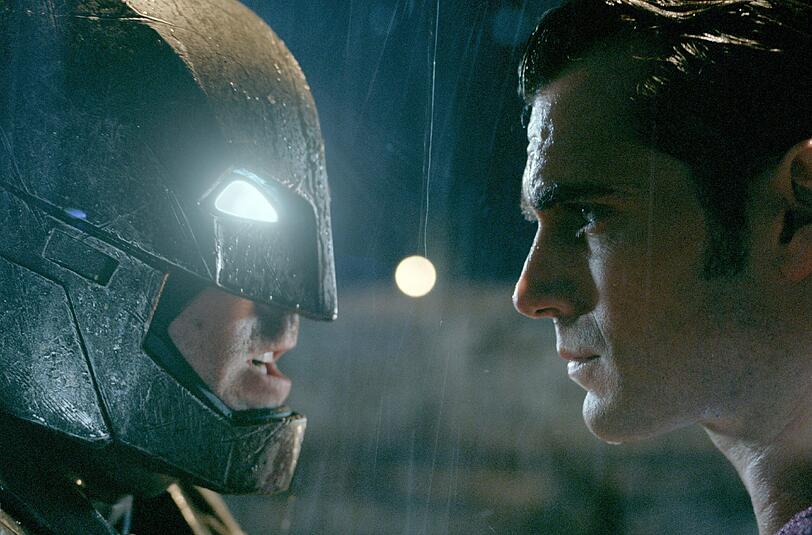 Batman (Ben Affleck; l) zieht gegen Superman (Henry Cavill) in den Kampf.