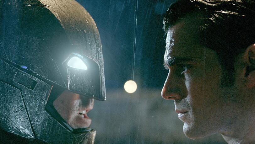 Batman (Ben Affleck; l) zieht gegen Superman (Henry Cavill) in den Kampf. Batman (Ben Affleck; l) zieht gegen Superman (Henry Cavill) in den Kampf.