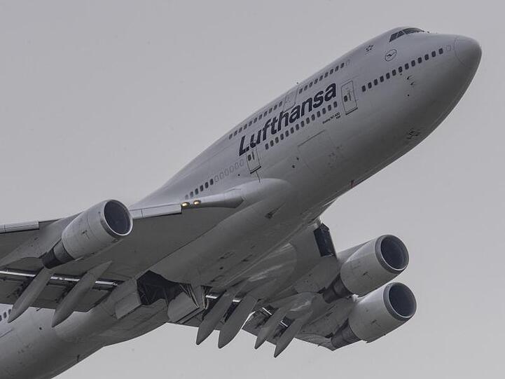 Eine Passagiermaschine der Lufthansa startet auf dem Flughafen. Foto: Boris Roessler/dpa