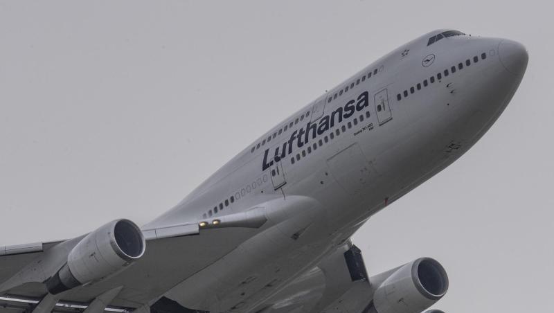 Eine Passagiermaschine der Lufthansa startet auf dem Flughafen. Foto: Boris Roessler/dpa Eine Passagiermaschine der Lufthansa startet auf dem Flughafen. Foto: Boris Roessler/dpa