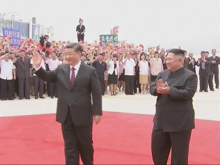 Sein erster Besuch in Nordkorea: Der chinesische Präsident Xi Jinping (l.) und Kim Jong Un auf dem Flughafen von Pjöngjang.