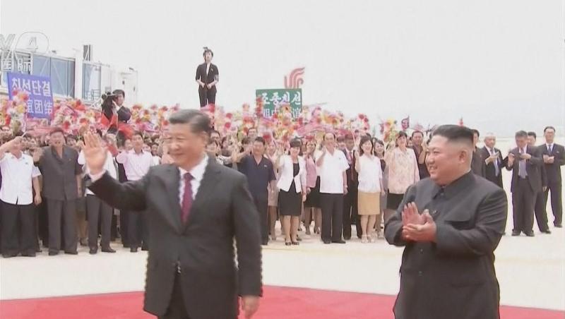Sein erster Besuch in Nordkorea: Der chinesische Präsident Xi Jinping (l.) und Kim Jong Un auf dem Flughafen von Pjöngjang. Sein erster Besuch in Nordkorea: Der chinesische Präsident Xi Jinping (l.) und Kim Jong Un auf dem Flughafen von Pjöngjang.