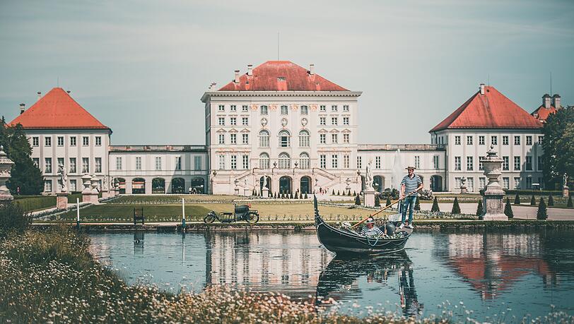 Die italienischen Baumeister Barelli und Zucalli entwarfen das grandiose Schloss Nymphenburg – eines der größten Schlösser Deutschlands. Von hier aus kommen daheim gebliebene Urlauber schnell nach Venedig