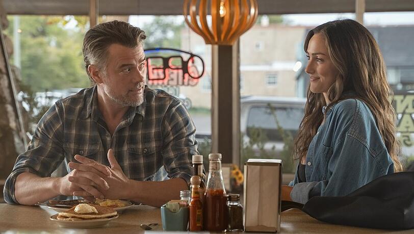 Josh Duhamel als Staten and Minka Kelly als Quinn in der zweiten Staffel "Ransom Canyon". Josh Duhamel als Staten and Minka Kelly als Quinn in der zweiten Staffel "Ransom Canyon".