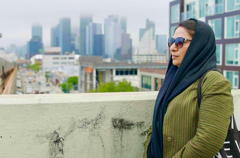 Die Frauenrechtsaktivistin Asila Wardak erlebte 1992 den Bürgerkrieg in Afghanistan mit. Seit der erneuten Machtübernahme arbeitet sie im Ausland weiter. Die Frauenrechtsaktivistin Asila Wardak erlebte 1992 den Bürgerkrieg in Afghanistan mit. Seit der erneuten Machtübernahme arbeitet sie im Ausland weiter.