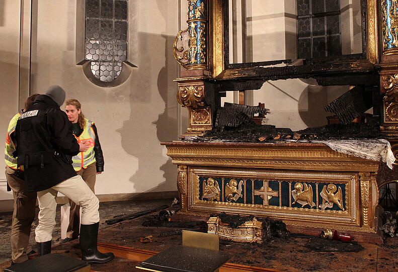 Völlig verkohlt: Der Altarraum ist durch den Brand zerstört worden. Offenbar hat eine Kerze das Feuer im Studienstift St. Michael ausgelöst. Die Bilder
