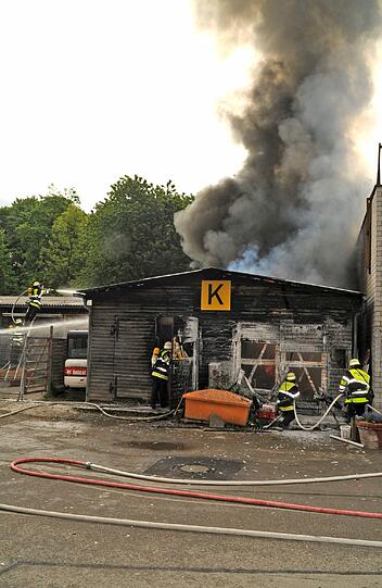 Warum es zu dem Brand einer Lagerhalle in Sendling in der Hans-Preißinger-Straße kam, ist bisher nicht bekannt. Die Polizei ermittelt.