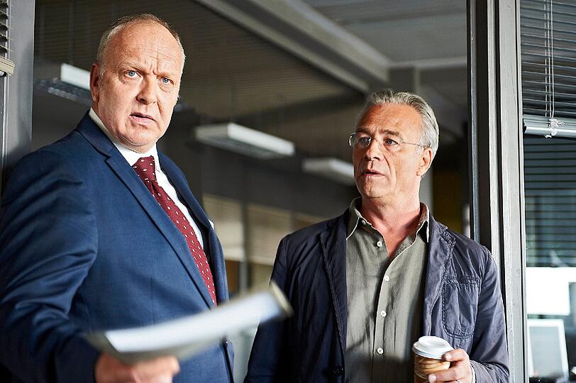 Die Schauspieler Klaus J. Behrendt (r.) als Kommissar Max Ballauf und Christian Tasche als Staatsanwalt von Prinz. Foto: WDR/Uwe Stratmann