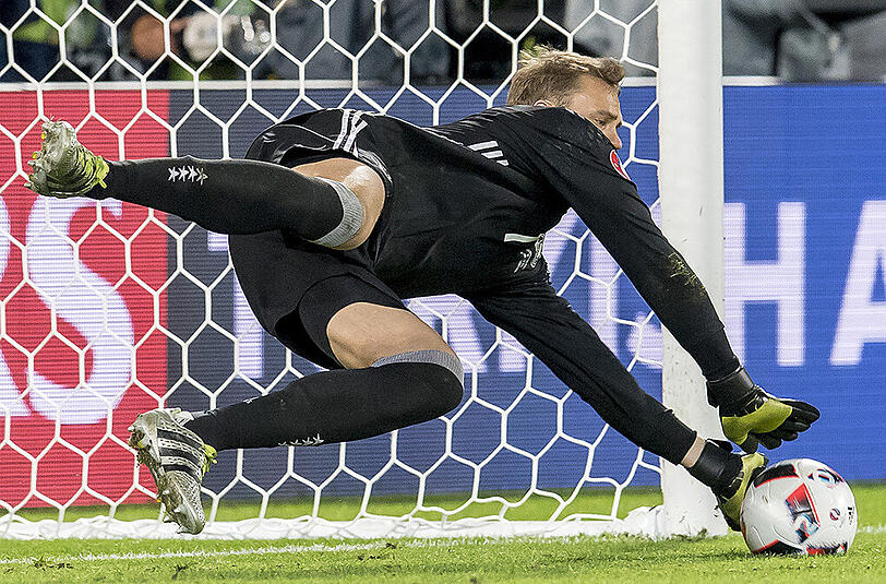 "The Wall": Manuel Neuer im Elfmeterschießen.