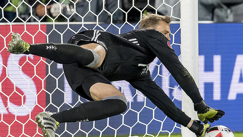 "The Wall": Manuel Neuer im Elfmeterschießen. "The Wall": Manuel Neuer im Elfmeterschießen.