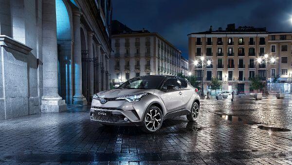Der fällt aus der Rolle: Toyota wagt mit dem neuen C-HR ein Design-Experiment. Der fällt aus der Rolle: Toyota wagt mit dem neuen C-HR ein Design-Experiment.