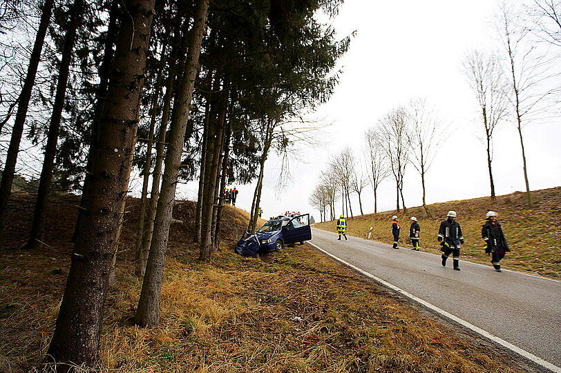 Die 19-Jährige verlor in einer Kurve die Kontrolle und krachte gegen den Baum.