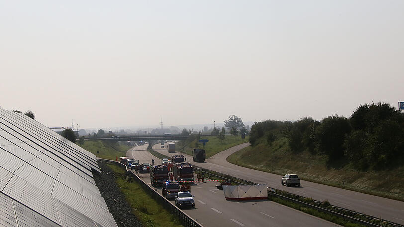 Der Ferrari wurde von der Leitplanke in Stücke gerissen, der Fahrer hatte keine Chance &ndash; die Bilder von der Unfallstelle.