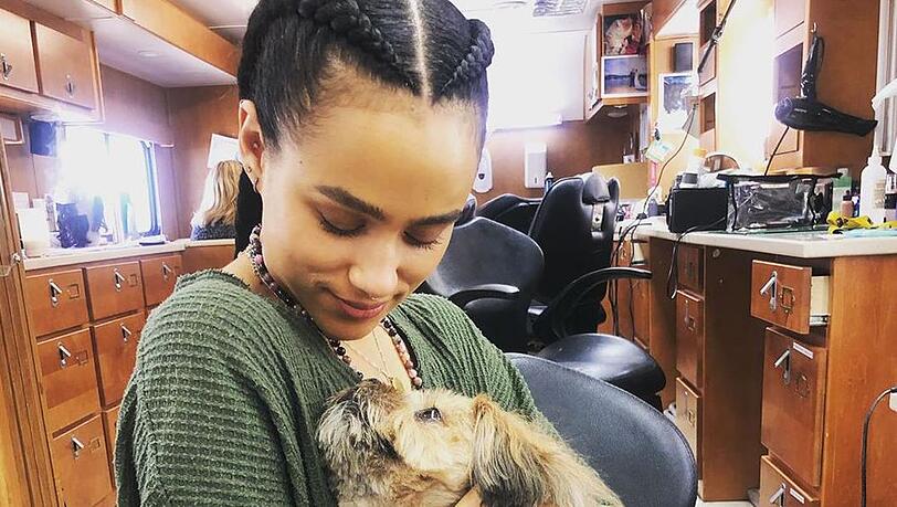 Nathalie Emmanuel und ihr Hund am Set von "Fast & Furious 9" Nathalie Emmanuel und ihr Hund am Set von "Fast & Furious 9"