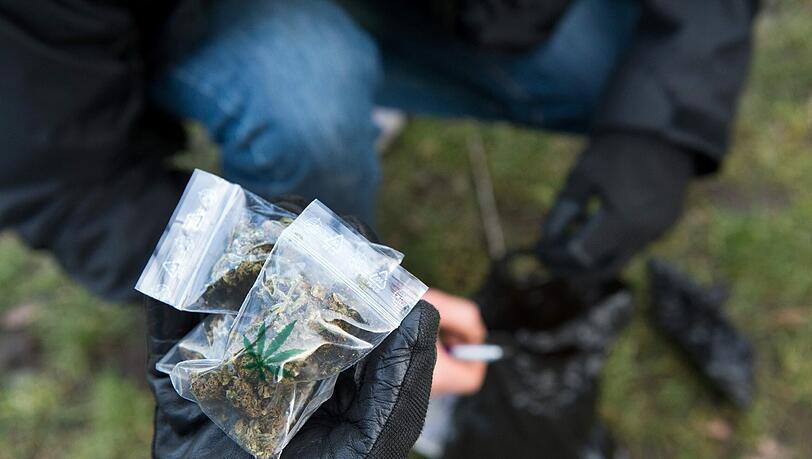 Bei einer Razzia in Berg am Laim fand die Polizei mehrere illegale Substanzen bei Discogästen. (Symbolbild) Bei einer Razzia in Berg am Laim fand die Polizei mehrere illegale Substanzen bei Discogästen. (Symbolbild)