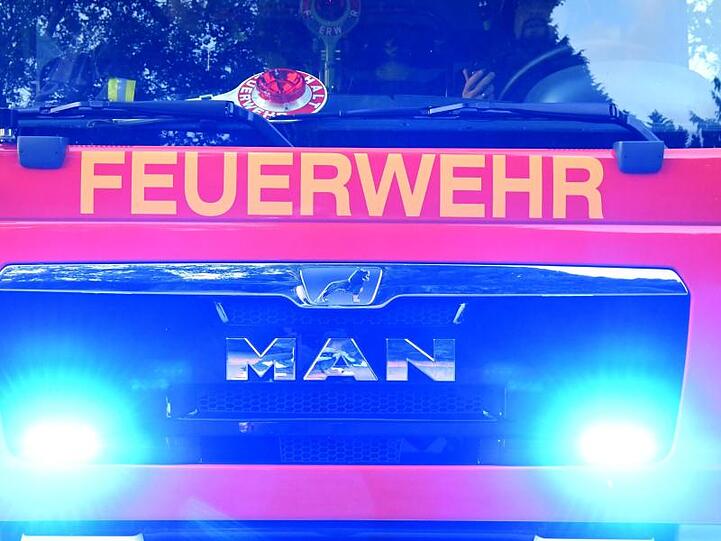 Feuerwehrmänner der freiwilligen Feuerwehr Aukrug-Homfeld sitzen in ihrem Fahrzeug. Foto: Carsten Rehder/dpa