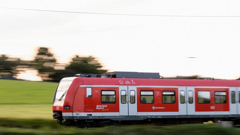 Eine S-Bahn fährt über die Gleise. Foto: Matthias Balk/Archivbild