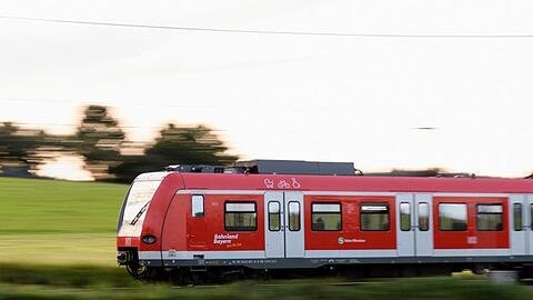 Eine S-Bahn fährt über die Gleise. Foto: Matthias Balk/Archivbild